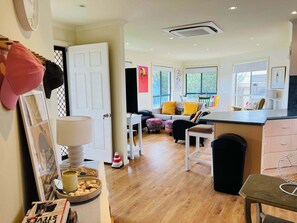 Interior - Lo Quay - Pet Friendly Outside (Robe)