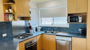 Fridge, microwave, stovetop, dishwasher