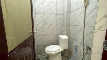 Standard Double Room | Bathroom | Shower, towels