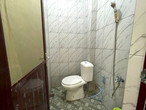 Standard Double Room | Bathroom | Shower, towels - Hotel O Kos Citra Syariah Near Bukit Marezo (Makassar)