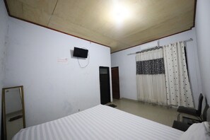 Standard Double Room | Laptop workspace, free WiFi, bed sheets - Hotel O Kos Citra Syariah Near Bukit Marezo (Makassar)