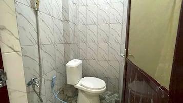 Standard Double Room | Bathroom | Shower, towels