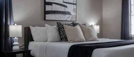 1 habitación, escritorio, tabla de planchar con plancha y cuna de viaje