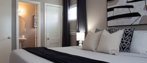 1 habitación, escritorio, tabla de planchar con plancha y cuna de viaje