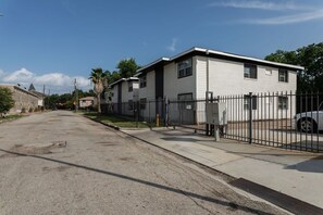 Property grounds - The Palm Flats 15! Zoo! Museums! Medical Center! (Houston)