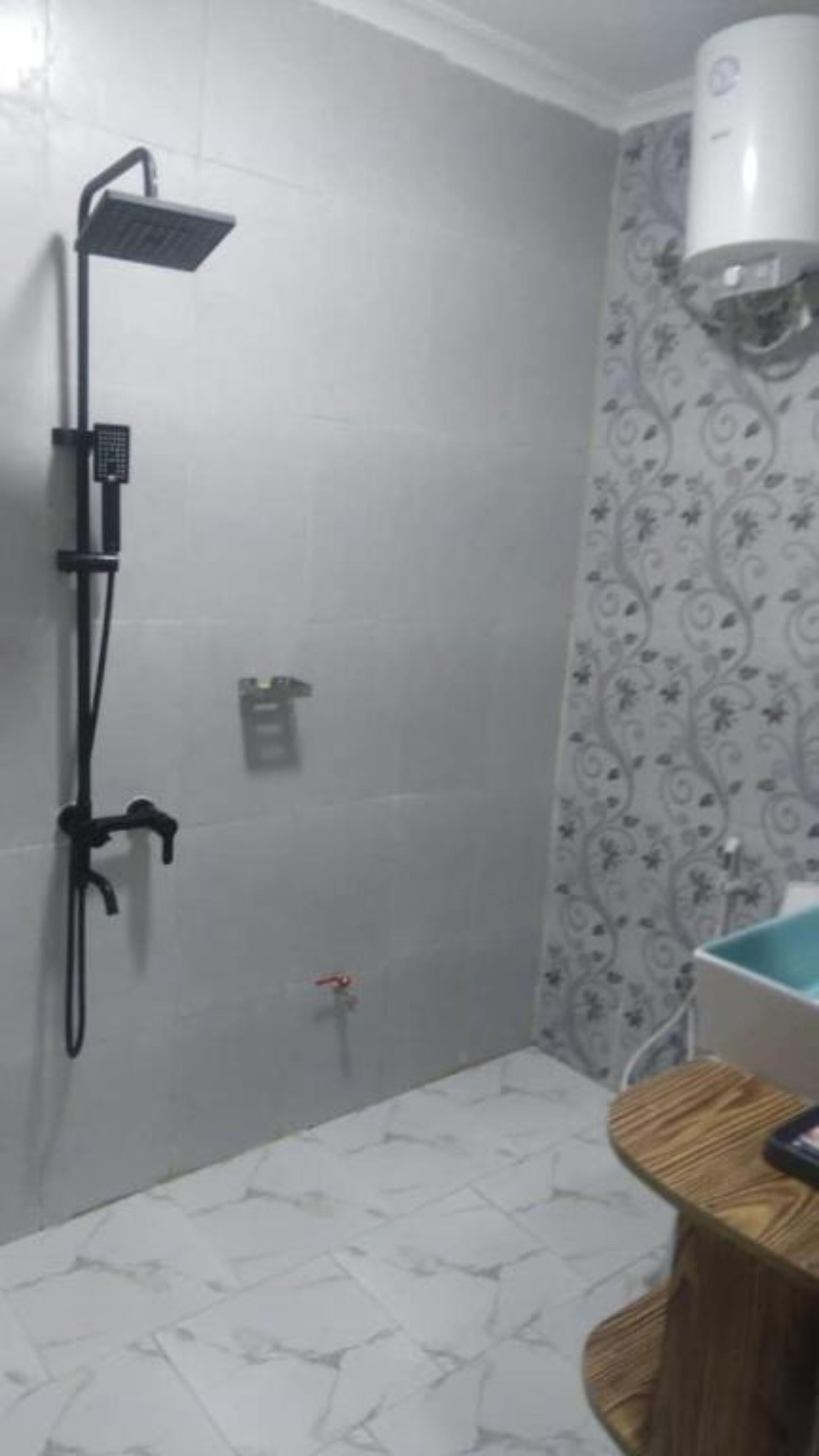 Un baño con ducha, inodoro y lavamanos.