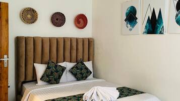 Individuell inredning, unika möbler och arbetsyta för laptop