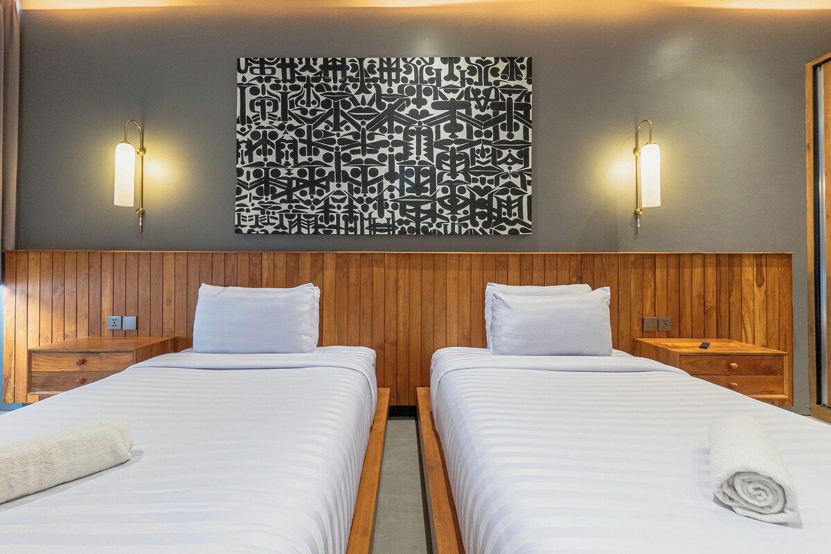Escritorio, wifi gratis y ropa de cama 