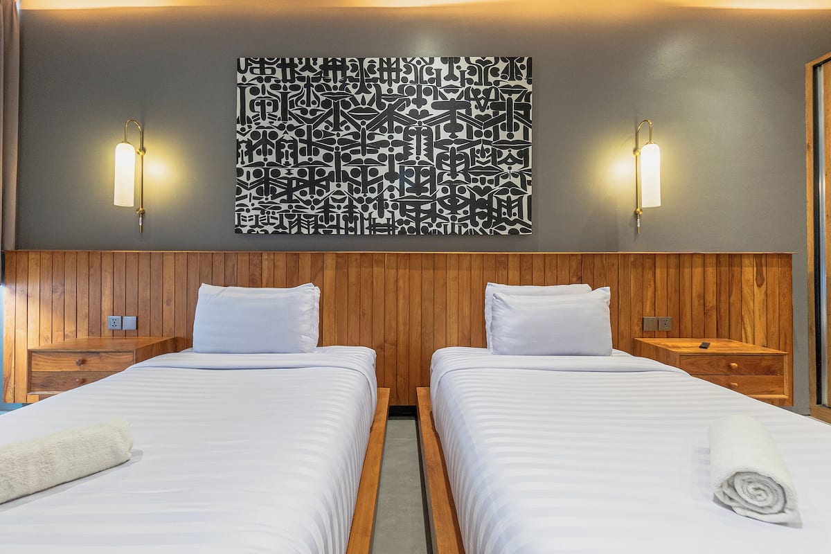 Escritorio, wifi gratis y ropa de cama
