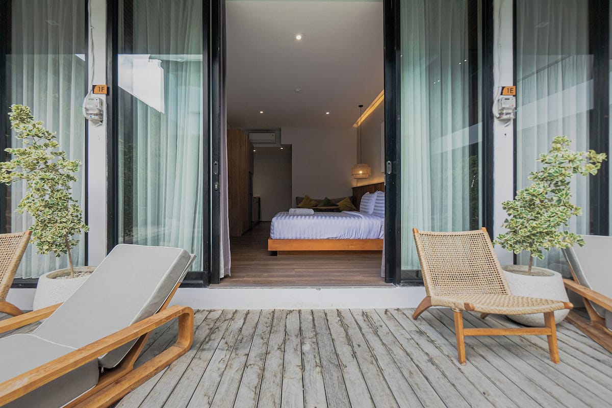 Escritorio, wifi gratis y ropa de cama