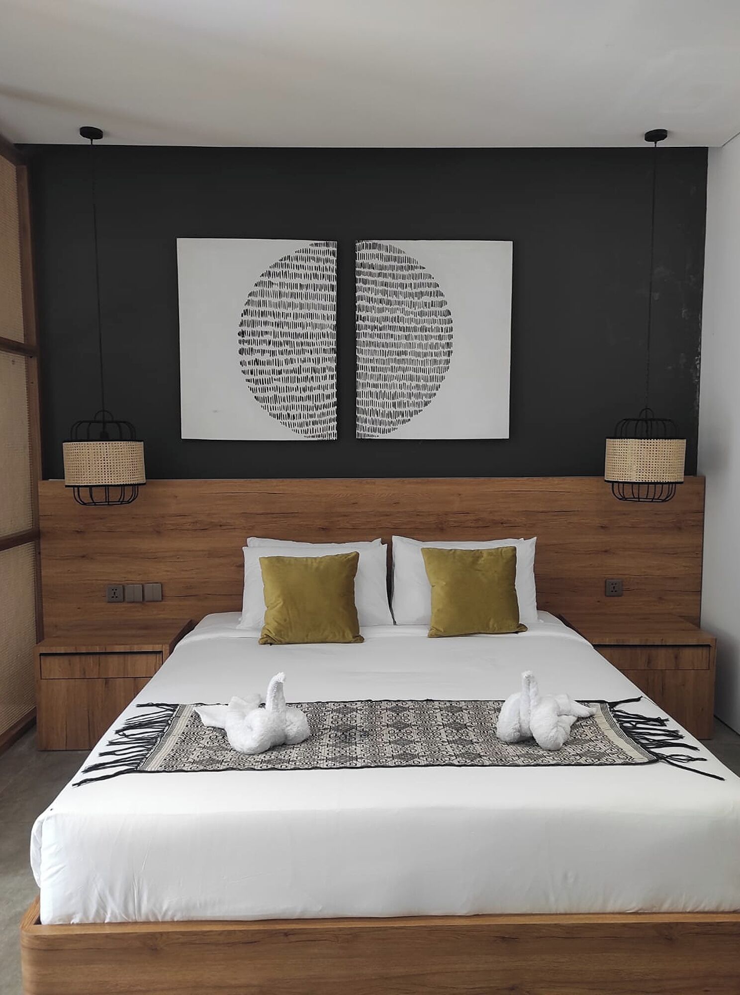 Desk, WiFi (free), bed sheets