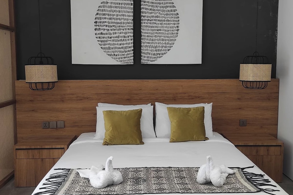 Escritorio, wifi gratis y ropa de cama 