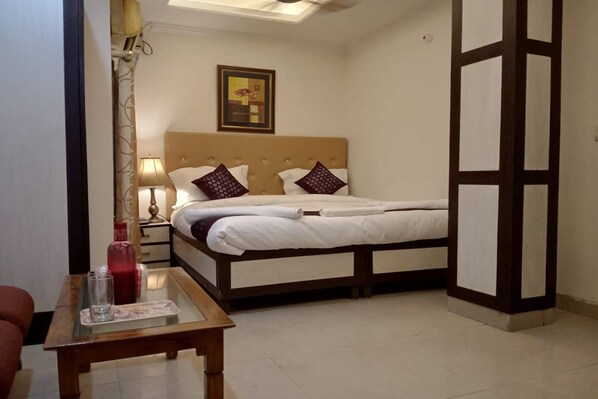 デラックス ルーム | デスク、可動式ベッド、WiFi (無料)、ベッドシーツ