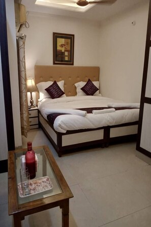Deluxe Room | Desk, rollaway beds, free WiFi, bed sheets - Hotel Shyam Palace (New Delhi)