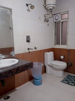 Superior Room | Bathroom - Hotel Shyam Palace (New Delhi)