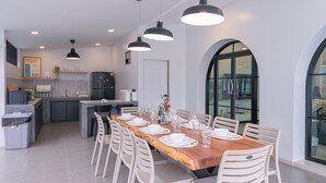 Une cuisine moderne avec un coin repas.