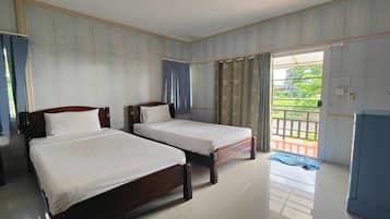 Twin Room | Desk, free WiFi, bed sheets