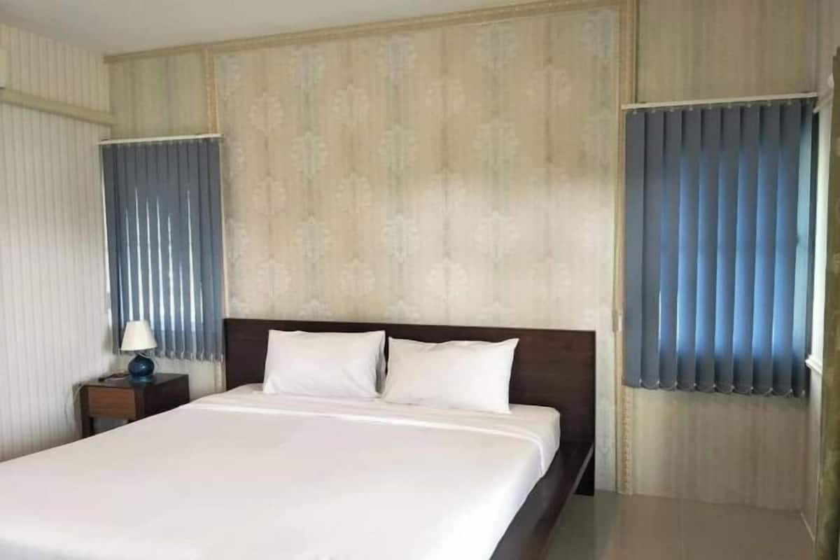 Escritorio, wifi gratis y ropa de cama