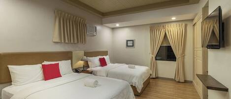 Family Room | Desk, free WiFi, bed sheets