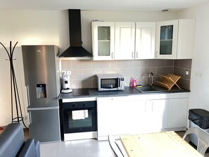 Réfrigérateur, micro-ondes, four, plaque de cuisson