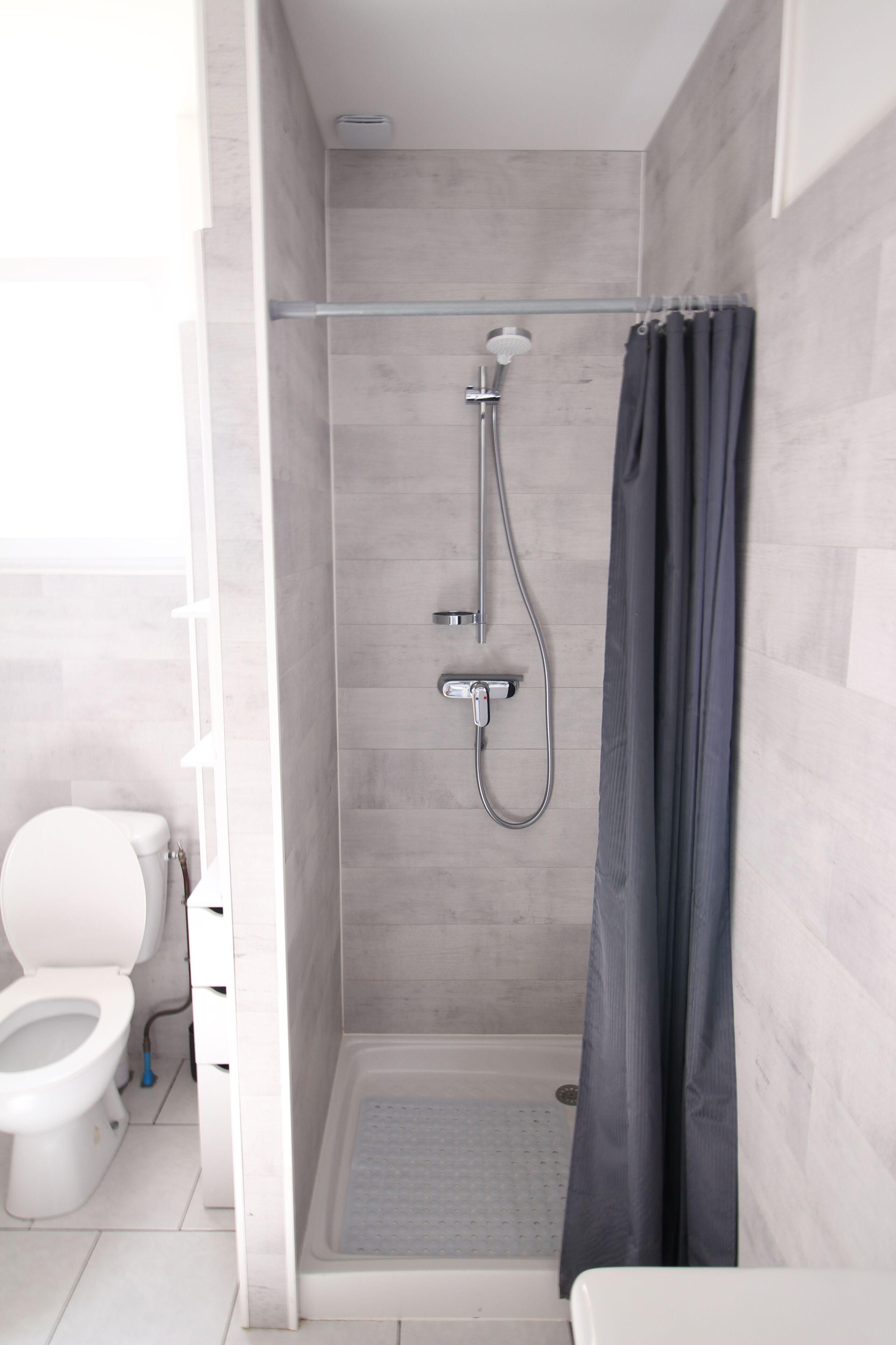 Douche, sèche-cheveux, serviettes fournies, papier toilette