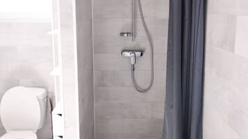 Douche, sèche-cheveux, serviettes fournies, papier toilette