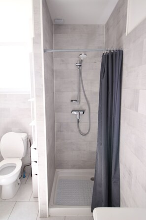 Douche, sèche-cheveux, serviettes fournies, papier toilette