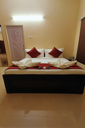 Chambre Deluxe | Bureau, lits pliants/supplémentaires, Wi-Fi gratuit, draps fournis