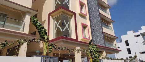 Vista frontal de la propiedad