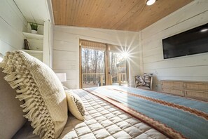 3 bedrooms, desk, iron/ironing board, free WiFi - 4TH NIGHT FREE "Doe See Doe" at Serenity Creek. (Broken Bow)