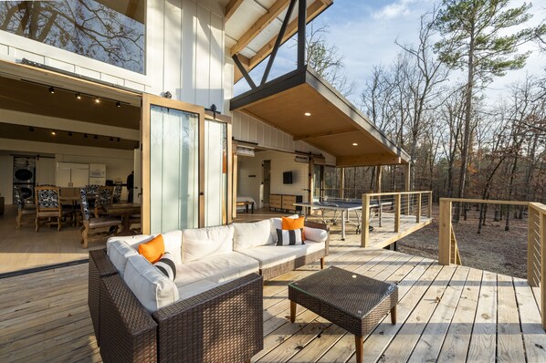 Outdoor dining - 4TH NIGHT FREE "Doe See Doe" at Serenity Creek. (Broken Bow)