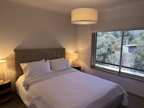 4 slaapkamers, een strijkplank/strijkijzer, gratis wifi, beddengoed