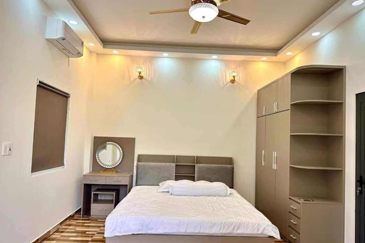Basic Double Room, 1 King Bed | 1 bedroom, minibar, individually furnished, desk