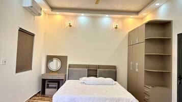 Basic Double Room, 1 King Bed | Minibar, individually furnished, desk, laptop workspace
