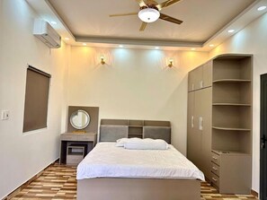 Habitación básica doble, 1 cama de matrimonio grande | Minibar, mobiliario individual, escritorio