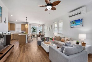Een moderne woonruimte met een keuken, een eethoek en een zithoek.