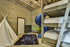 5 bedrooms, iron/ironing board, free WiFi, bed sheets
