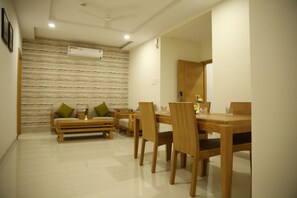Luxury Room | Living area - IRIS HOTEL TIRUPATI (Tirupati)