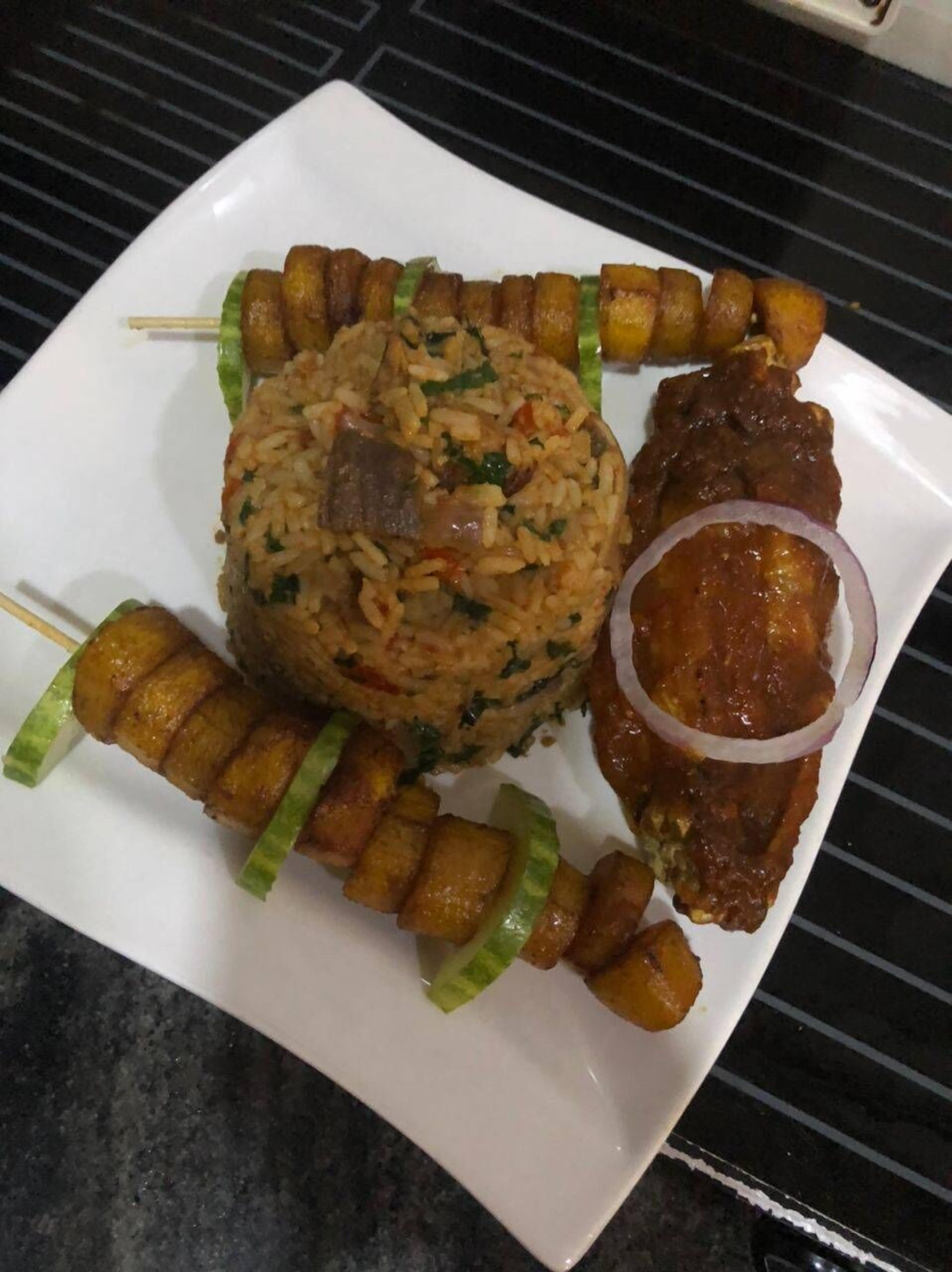 Ein Teller mit Reis, Fleisch und Gemüse.