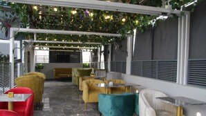 Quầy bar bên hồ bơi