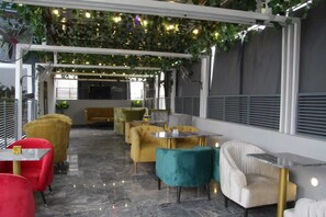 Poolside bar - Meridian Lodge Hotel and Resort (Benin City)