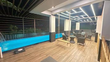 Una piscina al aire libre