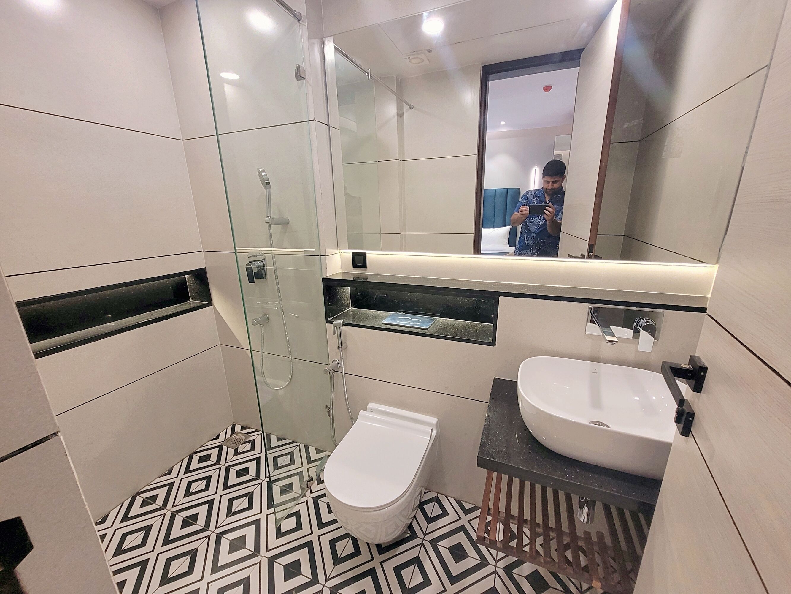 Dusche, kostenlose Toilettenartikel, Haartrockner, Handtücher