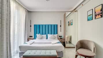 Caja de seguridad en la habitación, escritorio y cortinas blackout