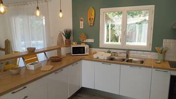 Een koelkast, een microgolfoven, een oven, een kookplaat