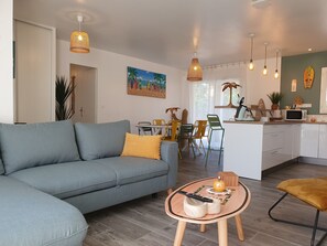 Fernseher, Tischfußball, Tischtennisplatte