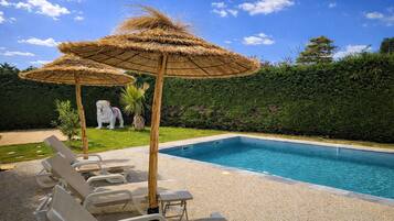 Een buitenzwembad en een verwarmd zwembad