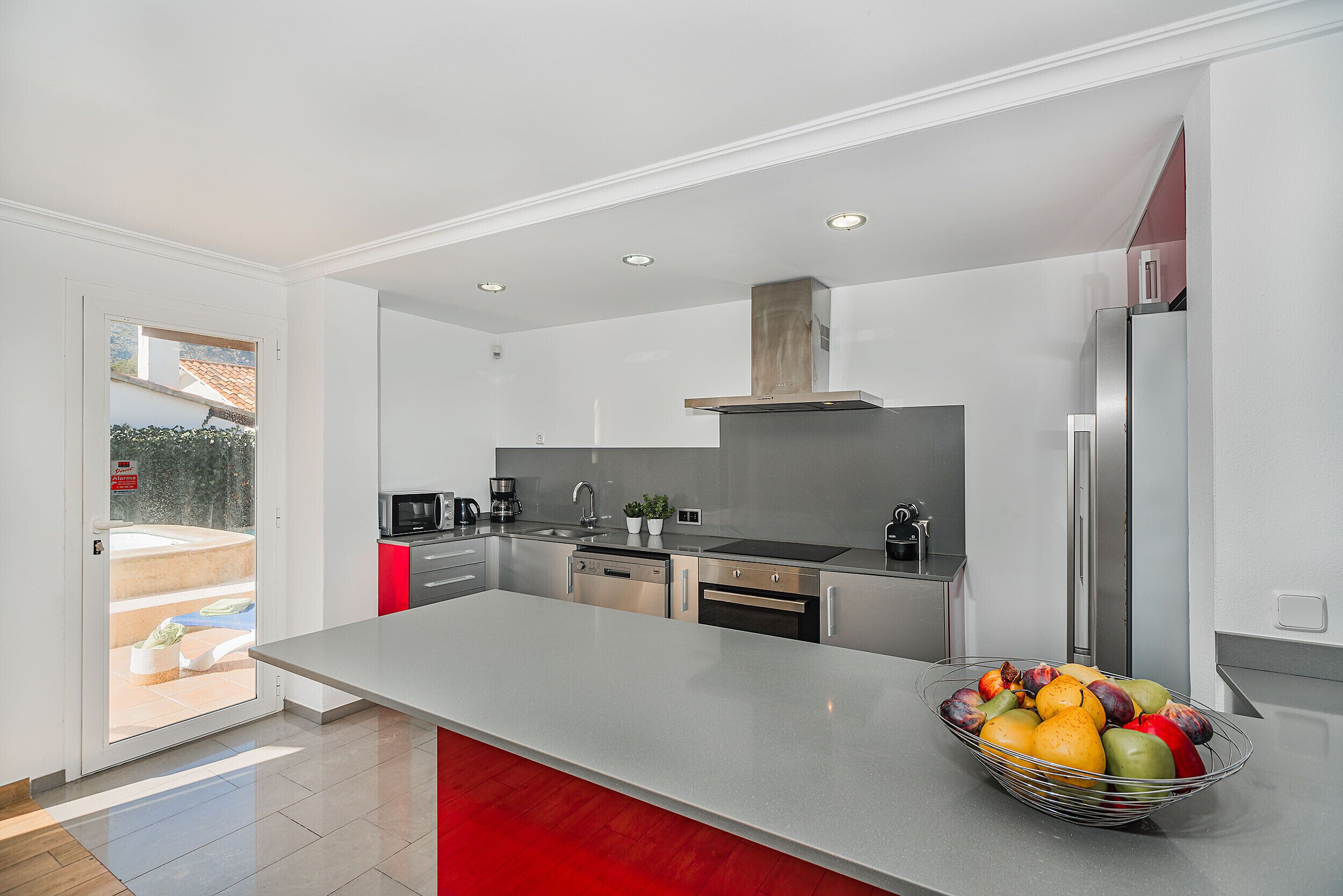 Een koelkast, een magnetron, een oven, een vaatwasser