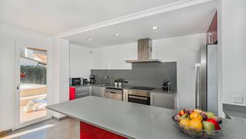 Een koelkast, een magnetron, een oven, een vaatwasser