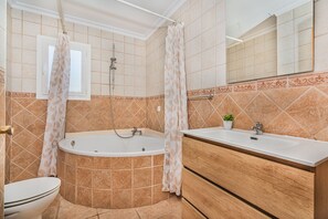 Shower, hair dryer, towels - 5 bedroom villa with barbecue and private pool near the beach (Puerto de Alcudia)